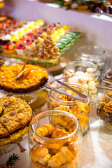 Pięknie dobrana kompozycja z ciast i owoców na odświetnie zastawionym stole