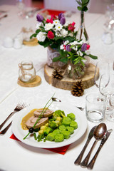 Udekorowany talerz z porcją mięsa  na świątecznym stole