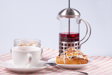 red tea with icing and raisin cake