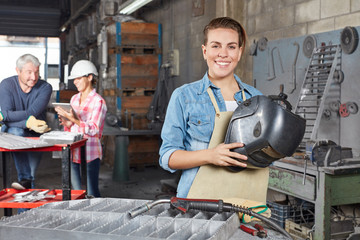 Junge Frau als Metallarbeiter und Lehrling