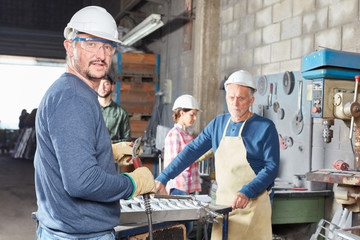 Mann als Arbeiter mit Schweißgerät