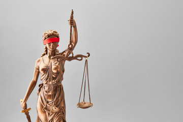 Justitia Statue mit Augenbinde als Gerechtigkeit Konzept