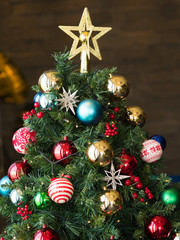 カラフルに飾りつけられたクリスマスツリー
