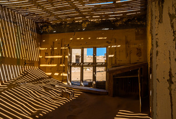 Obraz premium Kolmanskuppe, aslo known as Kolmanskop, a diamond mining ghost town on the Skeleton Coast of Namibia.
