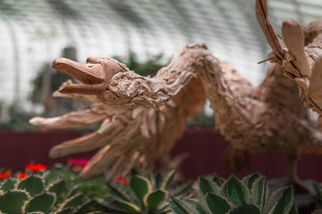 Geschnitzter Schwan in Blumengarten