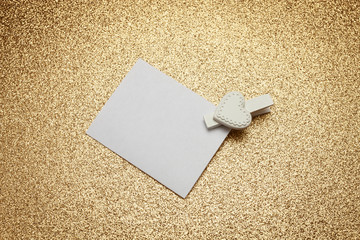 Karte mit Herz auf goldenem Untergrund
Weihnachten, Hochzeit, Valentinstag