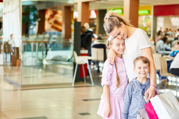 Mutter und Kinder beim Shopping