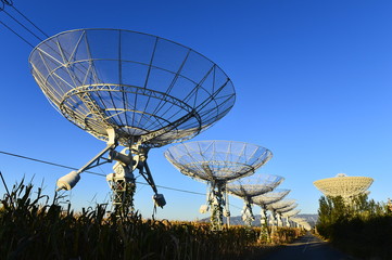 Fototapeta premium The observatory in the evening,The silhouette of a radio telescope