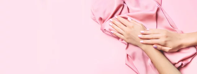 Foto op Canvas Mooie vrouw manicure op creatieve roze achtergrond met zijde stof. Minimalistische trend. © paninastock