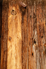 Obraz premium old wooden door in rural area