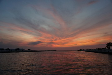 Obraz premium Orange and red sky sunset on the beach.