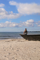 Ystad, Schweden, eine Frau am Mossby Strand, Panoramablick