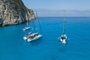Obraz premium A group of sailing yachts stand in the bay.