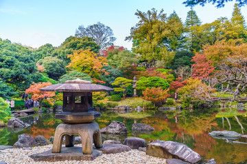 日本の秋 東京都北区 旧古川庭園の紅葉風景