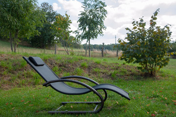 liegestuhl bank auf wiese im garten