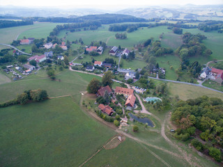 Luftbild kleines Dorf von Oben