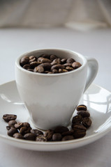 Espressotasse mit Kaffeebohnen gefüllt