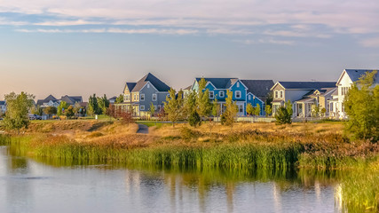 Scenic view of Oquirrh Lake with waterfront homes - obrazy, fototapety, plakaty