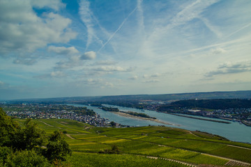 Sch&ouml;ner Blick vom Niederwalddenkmal auf R&uuml;desheim und Bingen