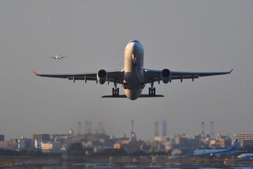 離陸する旅客機
