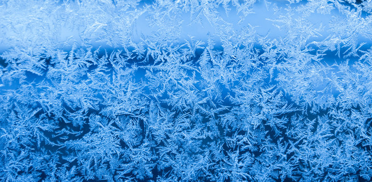 Nat&uuml;rlich entstandene Eisblumen, Eiskristalle auf gefrorener Fensterscheibe im Winter, Textur, Hintergrund, Weihnachten, xmas 