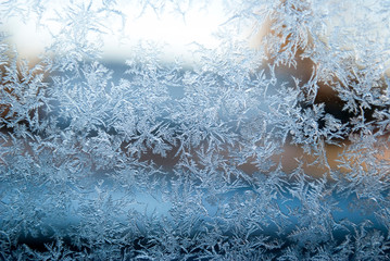 Natürlich entstandene Eisblumen, Eiskristalle auf Fensterscheibe im Winter, Textur, Hintergrund,...