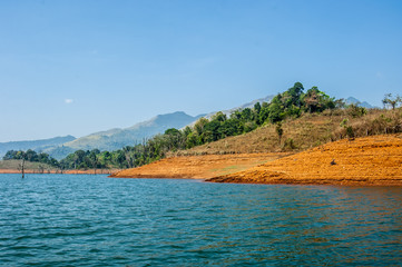 Wunderschöne Landschaft in Indien mit Bergen und Flüssen