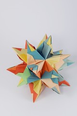 Aus buntem Papier kunstvoll gefaltete Origami-Figur vor wei&szlig;em Hintergrund