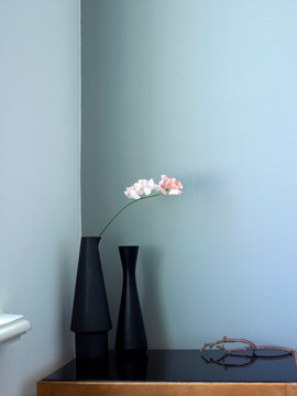Blumen Stillife mit zwei Vasen vor Wand japanisch