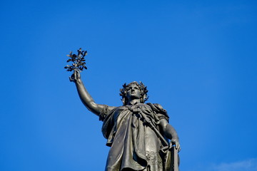 Statue de la république tenant un rameau d’olivier. 
