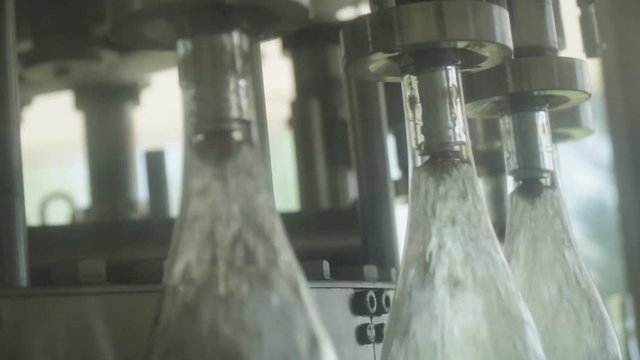 mise en bouteille de vin ros&eacute;