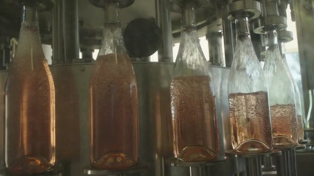 mise en bouteille de vin ros&eacute;