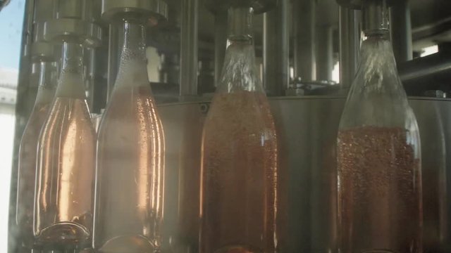 remplissage de bouteille de vin au ralentit