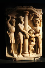 sculpture en albâtre du XV e siècle représentant le christ martyrisé