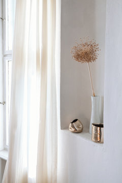 Blumen Stillife mit weisser Vase und zwei goldenen Vasen in Nische vor Fenster mit Vorhang