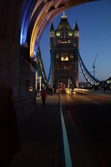 Fototapeta na wymiar tower bridge im dunkeln