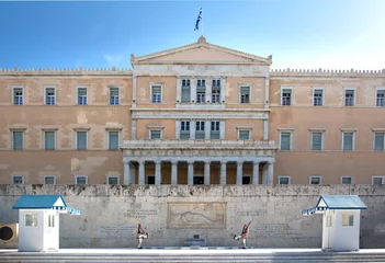 Selbstklebende Fototapeten Athen, Griechenland - 17. Oktober 2018: Wachablösung Zeremonie vor dem hellenischen Parlamentsgebäude auf dem Syntagma-Platz von den Evzonen oder Evzoni Soldaten - Elite Militär. © Ihor
