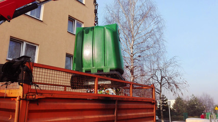 Container for separate collection of secondary raw materials