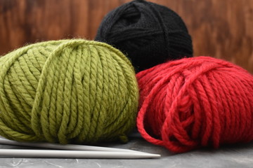 Ovillos de lana de diferentes colores 