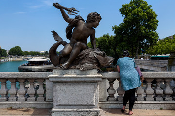 Parigi - Ponte sulla Senna (statua che sembra infilzare una donna) - obrazy, fototapety, plakaty