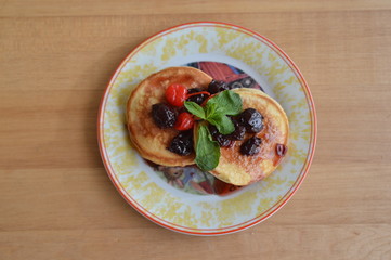  pancakes with berries