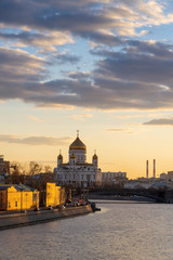 Obraz premium Moscow Cathedral of Christ the Savior and Moscow river and patriarchal bridge with sunset sky background, Moscow city, Russia.