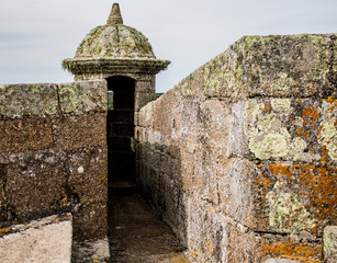 torre vigia antigua muralla. fuerte rocas