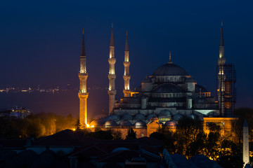 Fototapeta na wymiar The stunning Blu Mosque in Istanbul at sunset