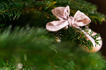 Rosa Schleife an Weihnachtsbaum