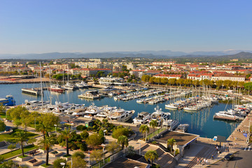 Vue aérienne sur le port de Saint-Raphaël (83530), département du Var en région...