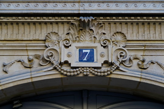 numéro 7 sur façade de pierre sculptée