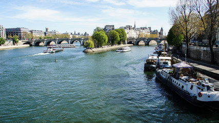Fototapeta na wymiar Hausboote in Paris an der Seine