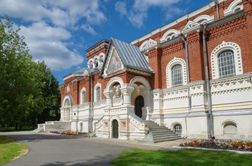 Fototapeta na wymiar Gus-Khrustalny, Vladimir region, Russia - August 18, 2018: The Museum of crystal behalf Maltsov, located in St. George's Cathedral