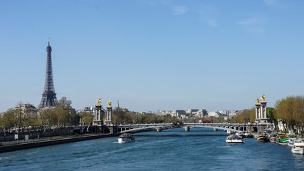 Hausboote in Paris an der Seine